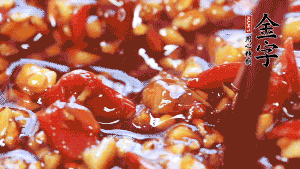 加入蒜末后攪拌均勻，讓每一種味道更加融合。(這個(gè)醬汁是不是看起來很誘人啊^_^)