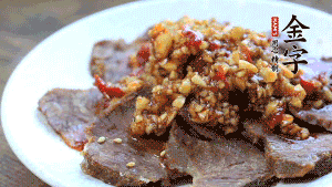 最后把醬汁淋到牛肉上即可，撒上芝麻、香菜。也可以把牛肉和醬汁攪拌均勻，讓牛肉與醬汁更加入味。