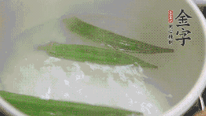 在煮面湯時，就可以做其他步驟了。比如把秋葵汆水，橫切成星星造型；雞蛋煮熟，切成兩半；黃瓜切成絲。