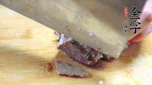 金字鹵牛肉打開包裝，把牛肉切成片狀。（眼見為實，用一整塊牛肉鹵制的鹵牛肉哦，牛肉的香氣感覺撲鼻而來有木有！?。。?>
					</div>
					<span>步驟 6/7</span>
					<p>金字鹵牛肉打開包裝，把牛肉切成片狀。（眼見為實，用一整塊牛肉鹵制的鹵牛肉哦，牛肉的香氣感覺撲鼻而來有木有?。。。?/p>
				</li><li>
					<div   id=