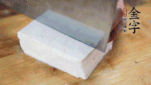 豆腐切成小塊，臘肉切成薄片，辣椒切成小圈。