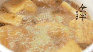 另起一個湯鍋，倒入適量清水，加入炸好的豆腐塊。待水沸騰后，加入臘肉，用生抽、料酒、火腿高湯調味。燉煮至臘肉熟透，加辣椒圈增加點辣味。（調料可以根據(jù)個人口味適當調整，火腿高湯能夠讓湯汁更加層次豐富。）