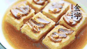 裝盤時，撒上蔥花裝飾。