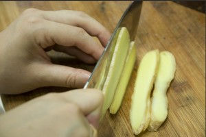 火腿切片，生姜切片。