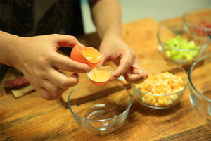 雞蛋蛋白和蛋黃分開，把蛋黃打散。