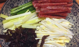 黑木耳泡發(fā)，黑木耳、韭黃、雷筍、青椒切成絲。