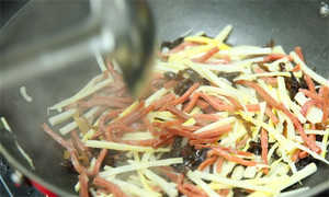 起油鍋，蒜茸煸香，倒入所有食材，加料酒翻炒至熟即可。