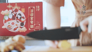 將處理好的老鴨放入冷水鍋中，丟入姜片，冷水煮沸去腥。