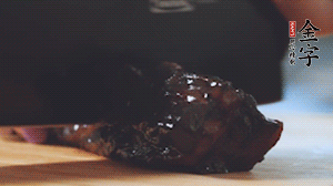 金字風(fēng)味醬肉切小塊。