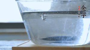 紅豆提前浸泡備用。