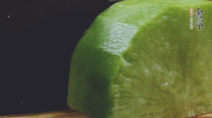 青蘿卜去皮切小塊。