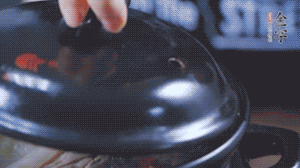 大火煮沸后，小火慢燉1～1.5個(gè)小時(shí)。