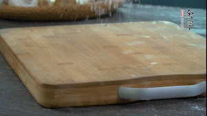 【面皮】3.案板撒點糯米粉，將面團搓成均勻的小團子。