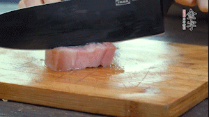 【餡料】1.金字淡咸肉加姜片料酒焯水，春筍焯水后切成小丁。