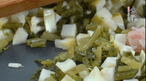 【餡料】2.鍋中油8成熱時，依次放入春筍、雪菜、淡咸肉，翻炒出香味。