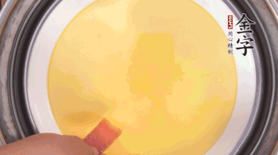 將火腿片均勻鋪上，繼續(xù)蒸6分鐘。