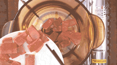 砂鍋中依次放火腿片、豆腐，大火燉開轉(zhuǎn)中小火。