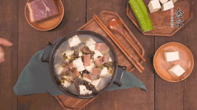 出鍋前撒蔥花。