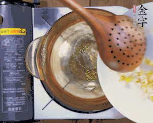 春筍丁焯水，1分鐘后加火腿丁一同汆燙1分鐘。