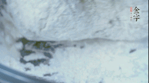 【面皮】2.將糯米粉和粳米粉混合，加煮好的艾草和適量清水，揉搓成面團。