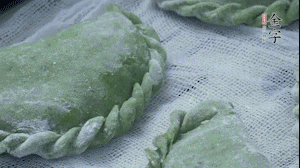 【制作】2.蒸架上墊浸濕的屜布，再放上清明果，大火蒸10~15分鐘，完成，出鍋啦！