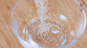 制作醬汁：1湯匙蠔油、1湯匙涼開水、2湯匙生抽、1/2湯匙白砂糖、少許辣椒圈。