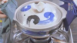 每隔30s將鍋傾斜一側。（受熱更均勻，鍋巴更噴香）