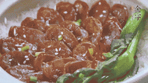 燜好后放入小青菜，均勻淋上醬汁，撒上蔥花或芝麻即可。