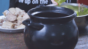 另起砂鍋，依次放入蘿卜、羊肉、火腿蹄片，加料酒、清水沒過食材。