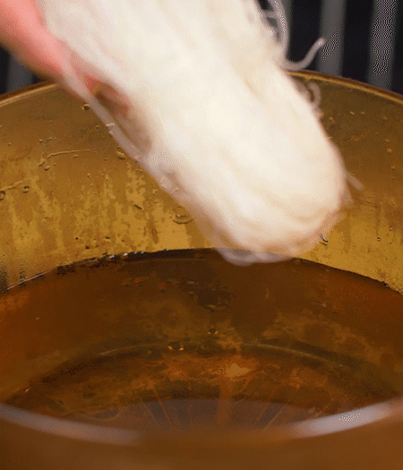 咸肉剁成咸肉糜，加入蔥姜末、香油攪拌均勻。