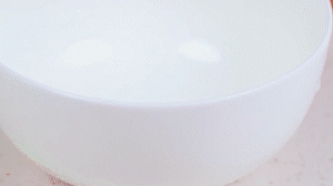 香腸切片，南瓜洗凈去皮切小塊，洋蔥切絲，米淘洗干凈備用。