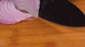 鍋中少許油，熱油倒入香腸煸炒出油，倒入南瓜塊、洋蔥翻炒片刻。