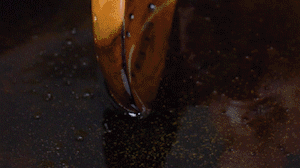 茄子切成長條，拍上生粉入油鍋炸制。