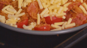 烤箱上下火180度預熱，將米飯分別盛入容器中。表面均勻的撒上馬蘇里拉芝士碎，放進烤箱中層烤20分鐘左右，待芝士融化上色即可。