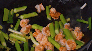 加入煎好的蝦仁，XO醬，以適量鹽、糖進(jìn)行調(diào)味翻炒。