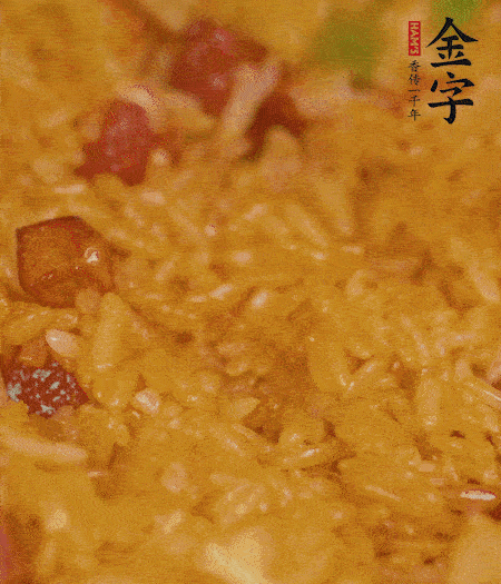 放一撮鹽、生抽少許，倒入炸好的芋頭。最后撒蔥花、蒜末翻炒均勻。