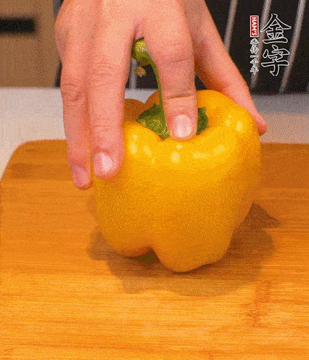 干花菇提前泡發(fā)，胡蘿卜、青椒、黃椒和花菇切丁，小紅椒切圈，小蔥切末。