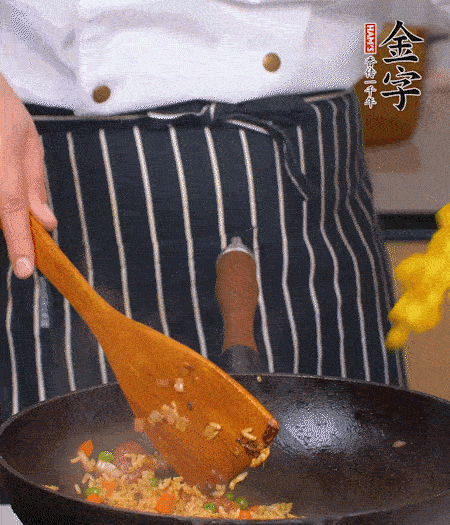 加咖喱塊、少許鹽、白糖調(diào)味，炒至咖喱塊融化后，倒米飯，翻炒至每粒米飯都包裹上咖喱，再放黃椒、青椒粒，出鍋前加菠蘿粒和小蔥翻拌均勻。