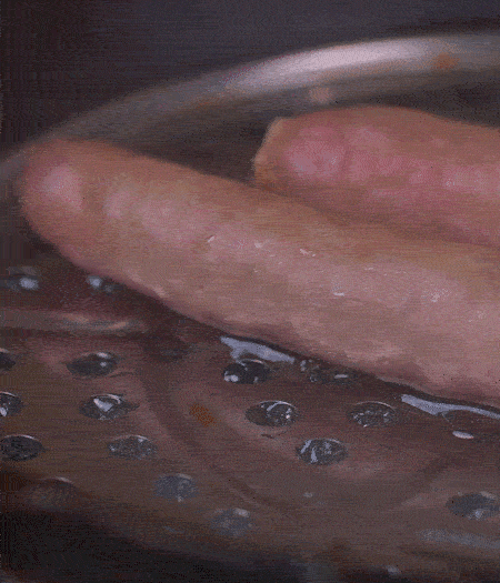 金字10°鮮低溫香腸蒸10分鐘后，切片。