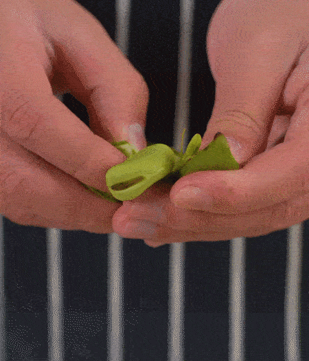 選用鮮嫩蠶豆，剝?nèi)ネ鈿ち粝露姑紫磧?，掰開成兩瓣。