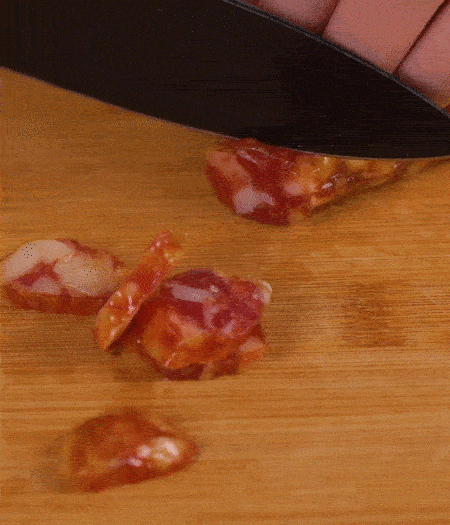 香腸切薄片。