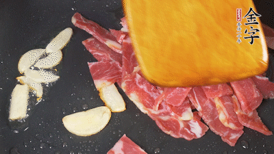 意面按照包裝時(shí)間煮熟過(guò)涼水，金字淡火腿切成小片。