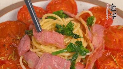 加菜花翻炒1分鐘后加意面，翻炒1分鐘后用少許鹽、黑胡椒調(diào)味即可。