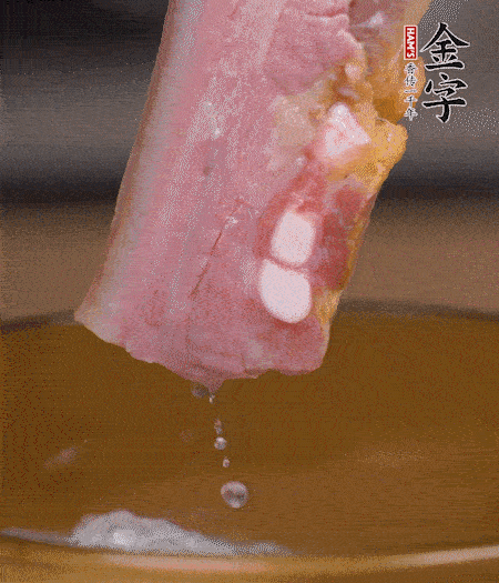 煮過的西蘭花切碎。煮熟的淡咸肉切丁。