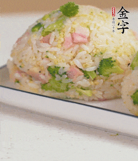 拌好的飯攥成飯團。