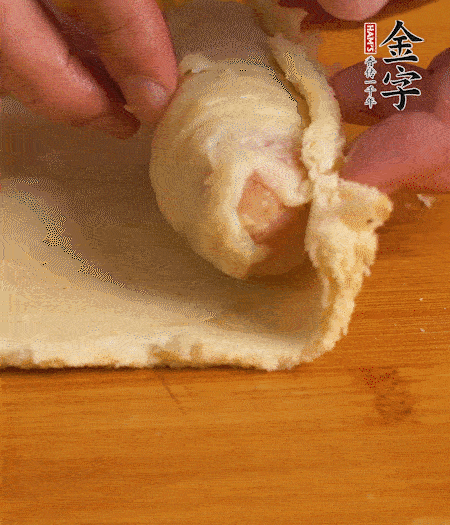 吐司卷起香腸，吐司尾端涂抹少許全蛋液，卷好的吐司表面蘸上蛋液，在裹上一層面包糠，送入預(yù)熱好的烤箱中。