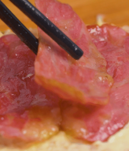 放上火腿、芝士片、生菜，再放一片土司。