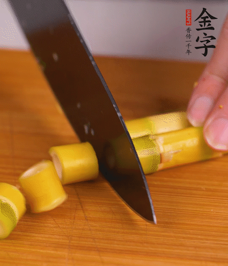 小野筍剝?nèi)ネ馄?，切成小段?>
					</div>
					<span>步驟 2/7</span>
					<p>小野筍剝?nèi)ネ馄ぃ谐尚《巍?/p>
				</li><li>
					<div   id=