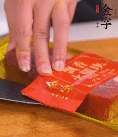 金字火腿切片，生姜切絲，蔥白切末。