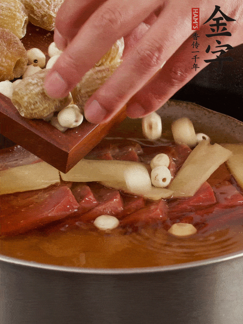 待冰糖融化后，放入蜜棗、蓮子同蒸25分鐘左右。